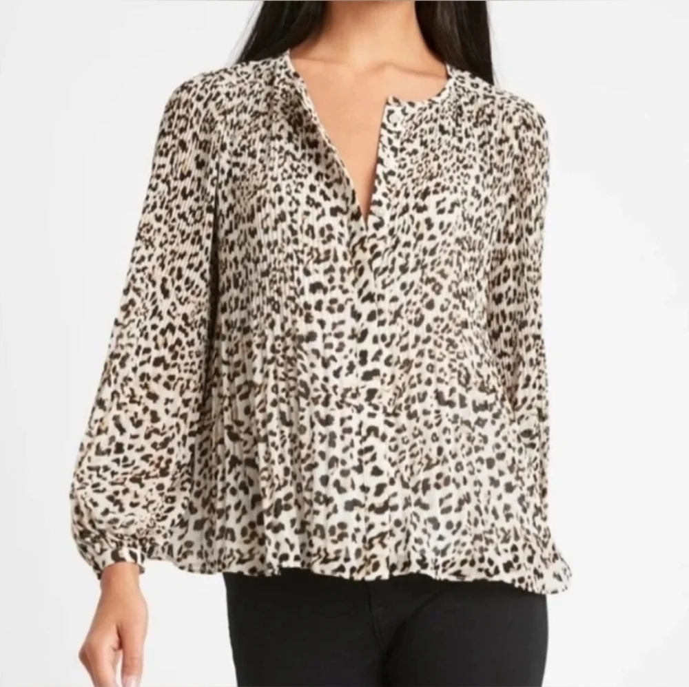 BANANA REPUBLIC size Large Long Sleeve Pleated Animal Print Button Lined‎ Blouse